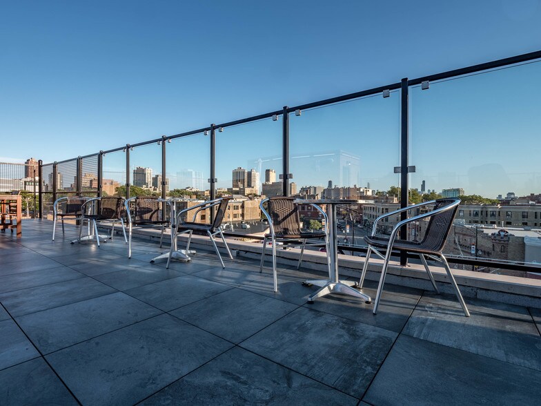 More Photos Of 3033-3035 N Clark St, Chicago Office For Sale