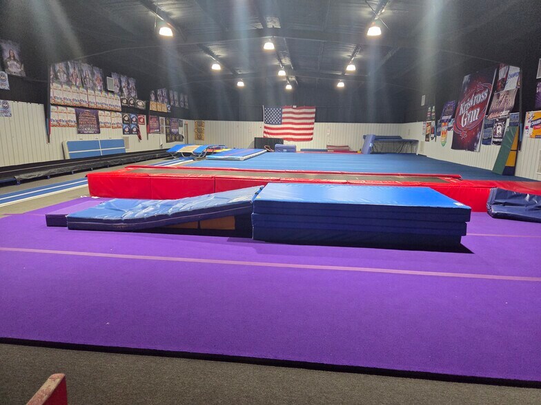 More Photos Of 72 Miller ave, Elgin Sports And Entertainment For Lease
