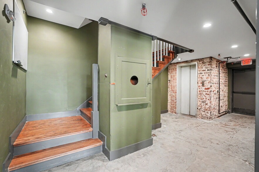 More Photos Of 101 E Broughton St, Savannah Storefront Retail Office For Lease