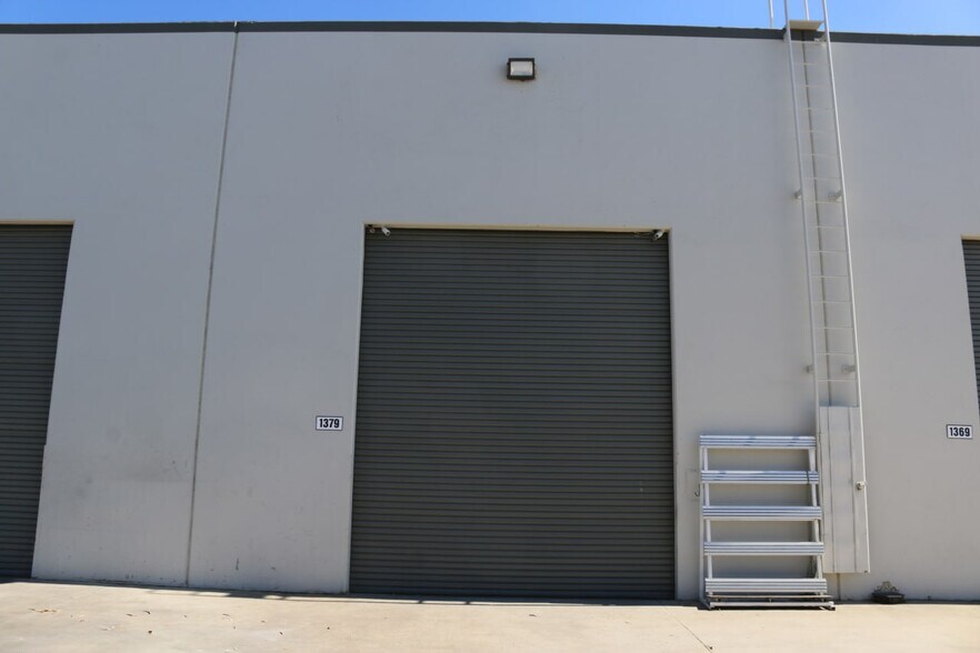 More Photos Of 1329-1399 E 28th St, Signal Hill Warehouse For Sale