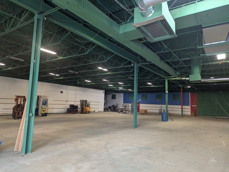 More Photos Of 1065 Industrial Blvd, Southampton Warehouse For Lease