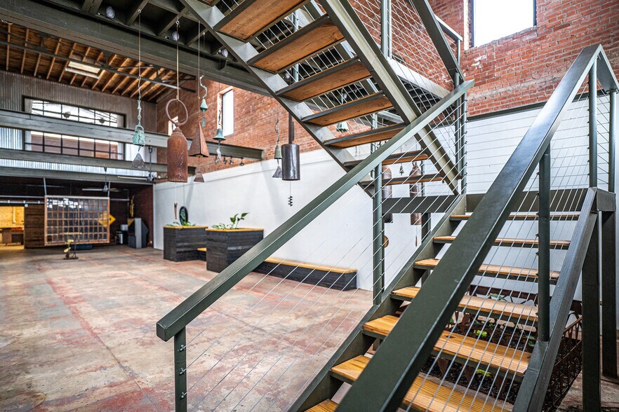 More Photos Of 1611 Washington St, Alexandria Showroom For Sale