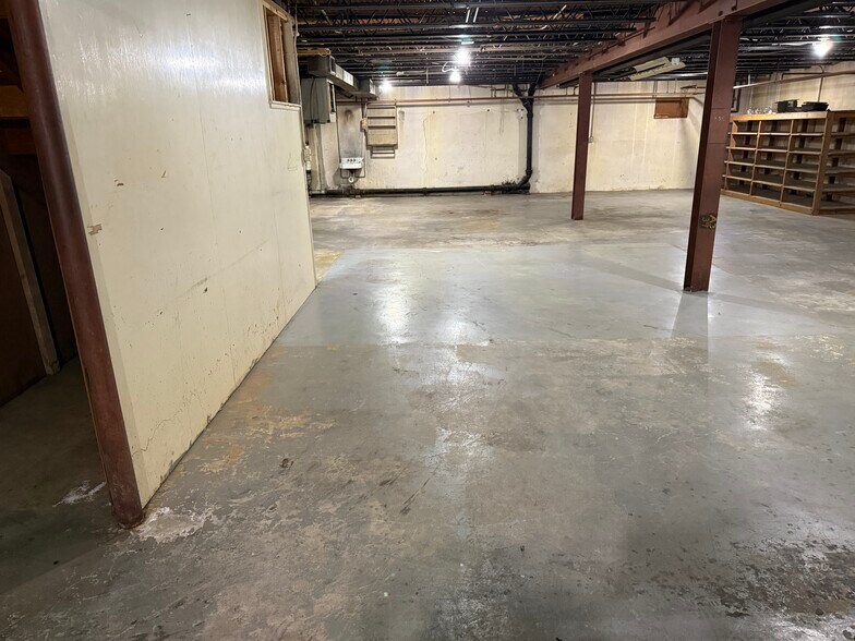 More Photos Of 121 N Lafayette Ave, Marshall Flex For Sale