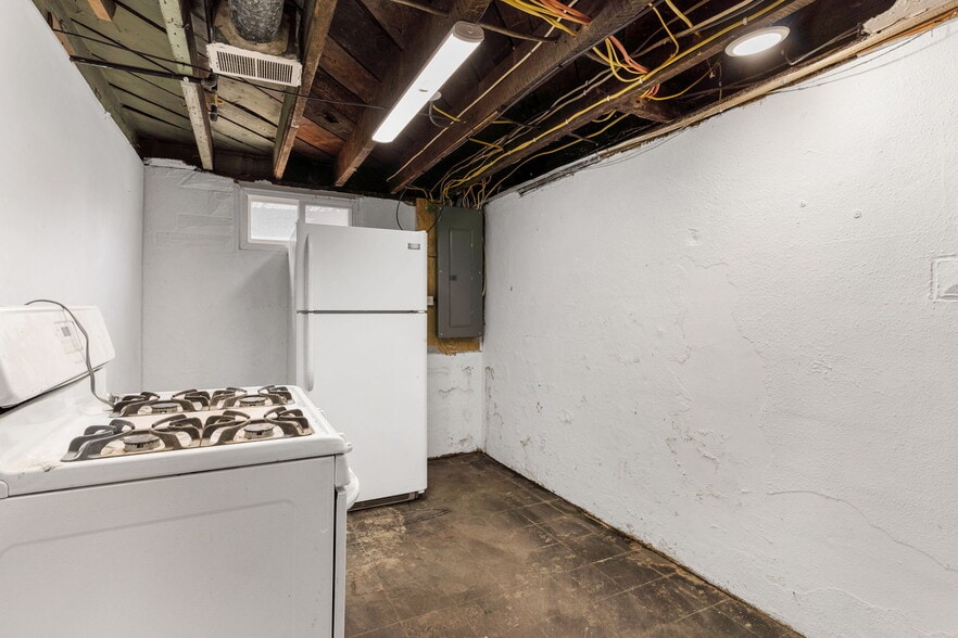 More Photos Of 565 S Meridian Rd, Youngstown Freestanding For Sale