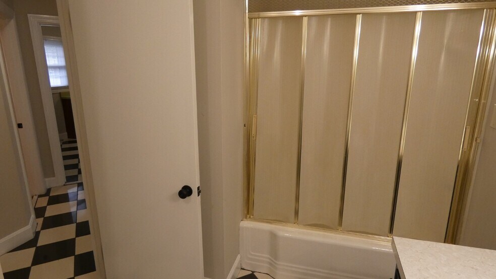 More Photos Of 2911 Middle Tennessee Blvd, Murfreesboro Office Residential For Lease