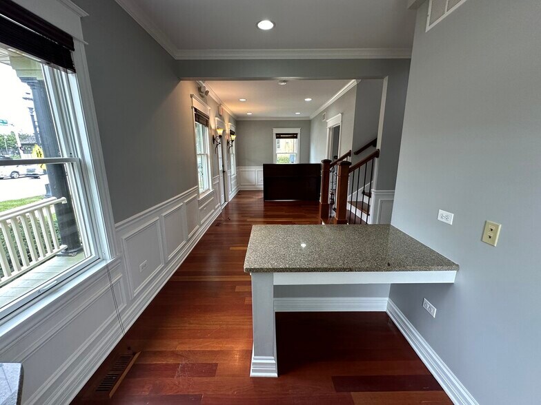 More Photos Of 501 W Main St, West Dundee Storefront Retail Office For Lease