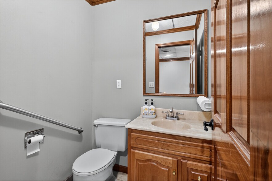 More Photos Of 638 Main St, Columbia Office For Sale