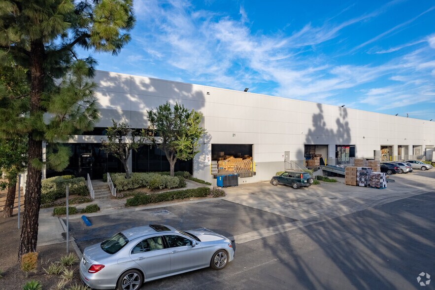 More Photos Of 9041 Dice Rd, Santa Fe Springs Warehouse For Lease