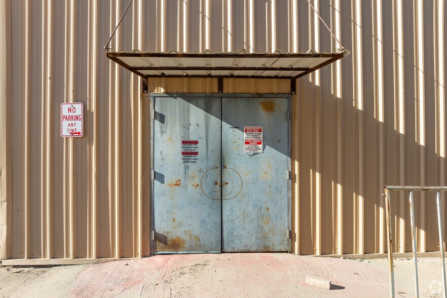 More Photos Of 711 W Kennedale Pky Building D, Kennedale Warehouse For Lease