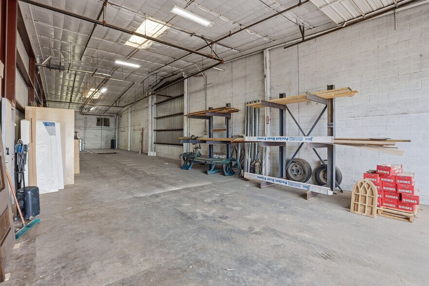 More Photos Of 113 E Pioneer St, Phoenix Warehouse For Lease