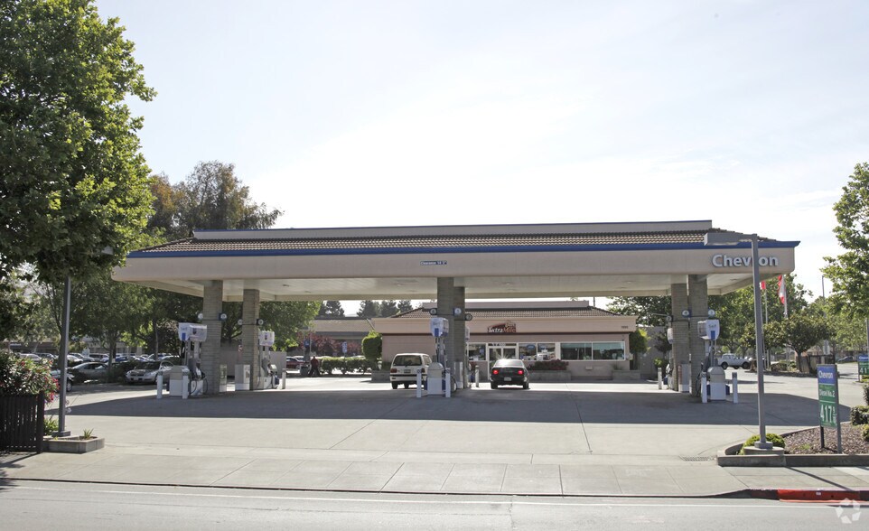 Primary Photo Of 1990 Decoto Rd, Union City Service Station For Sale