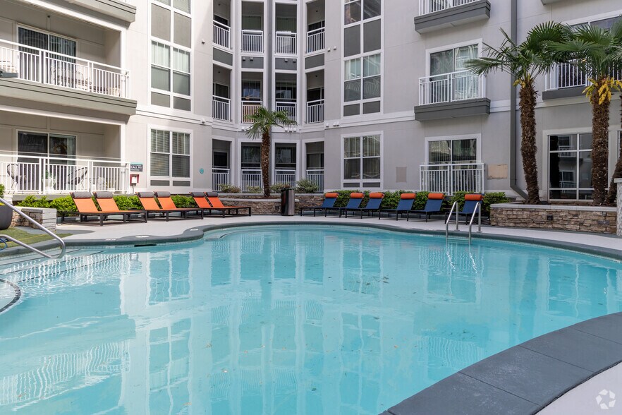 More Photos Of 900 E Six Forks Rd, Raleigh Apartments For Lease