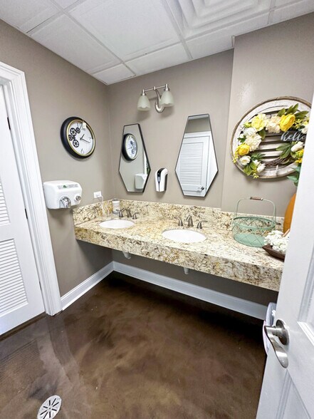 More Photos Of 540 Cortland Dr, Lake Zurich Storefront For Sale