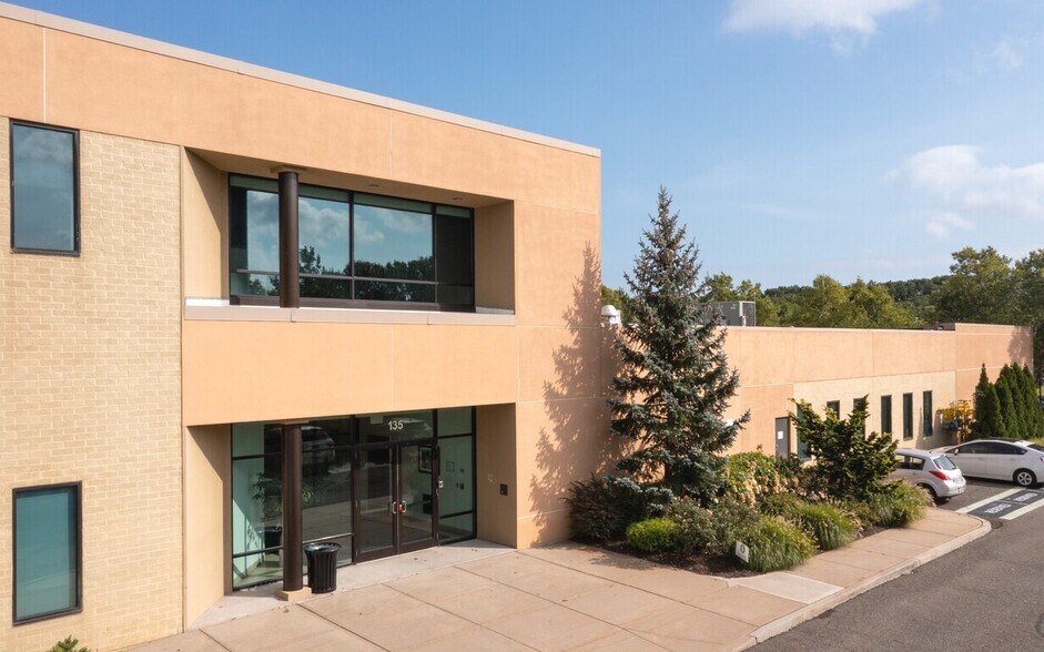 More Photos Of 135 Engineers Rd, Hauppauge Medical For Lease