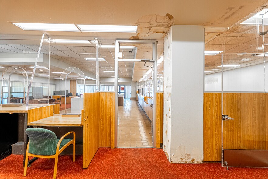 More Photos Of 2495 Lakeshore Dr, Lake Elsinore Bank For Sale