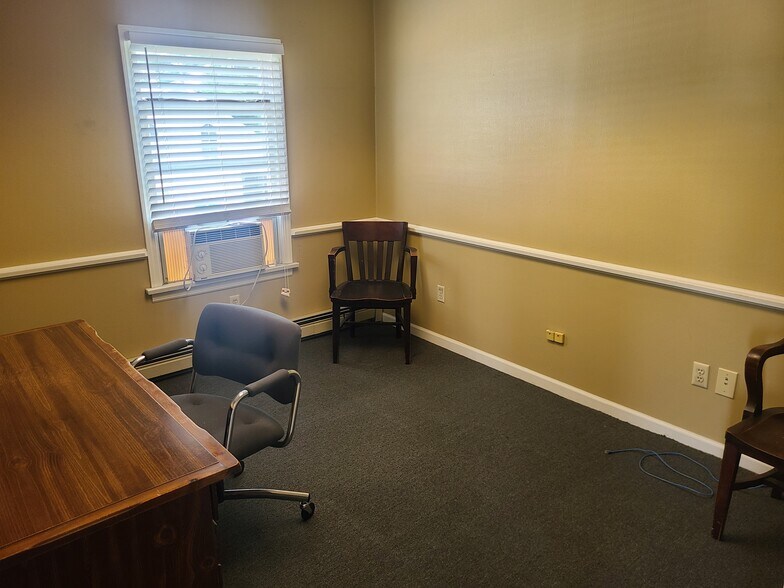 More Photos Of 555 E Main St, Somerset Flex For Sale