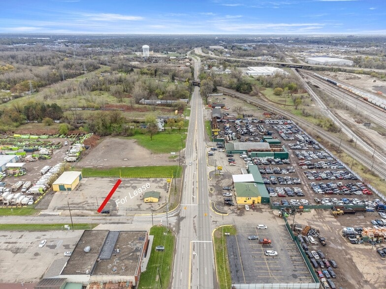 More Photos Of 6120 N Dort Hwy, Flint Service For Lease
