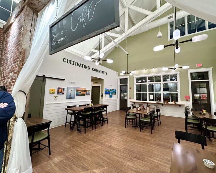 More Photos Of 303 Bleecker St S, Bluffton General Retail For Sale