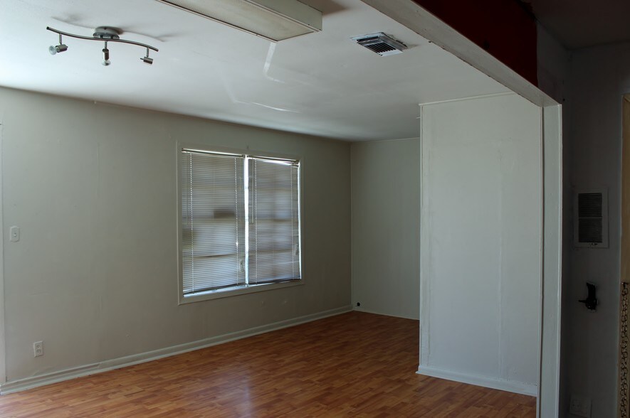 More Photos Of 932 S Broadway St, La Porte Storefront Retail Office For Sale