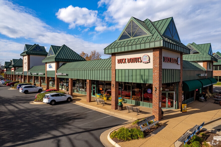 Primary Photo Of 300-328 Elden St, Herndon Unknown For Lease