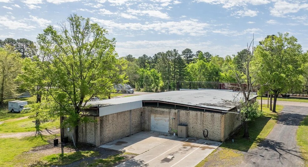 More Photos Of 1605 E Avenue A, Hooks Warehouse For Sale