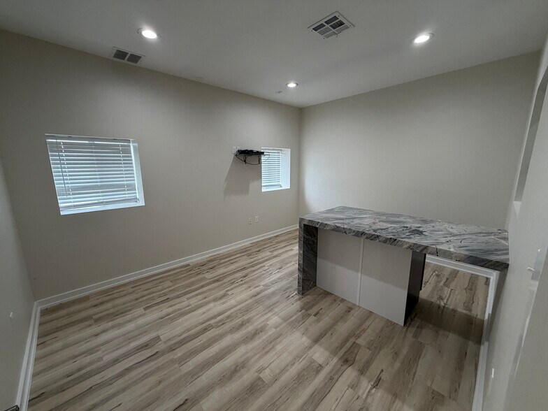 More Photos Of 11721 Von Quintus Rd, Austin Flex For Lease