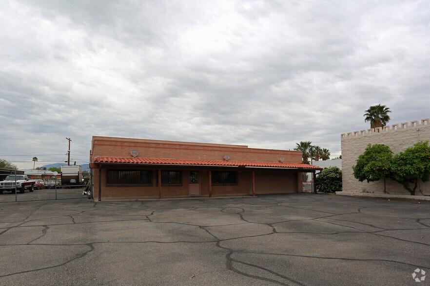 Primary Photo Of 2415 S Craycroft Rd, Tucson Auto Dealership For Sale