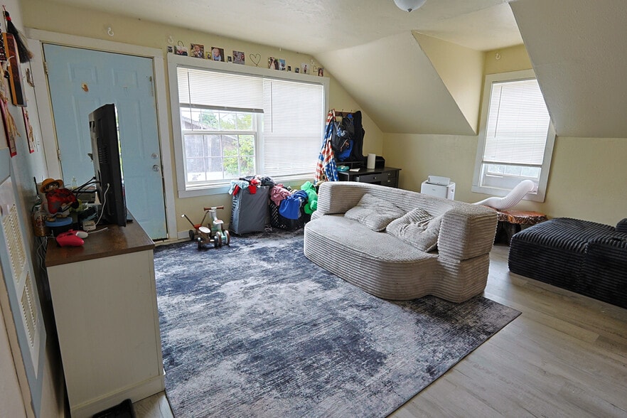 More Photos Of 1740 Spruce St, Myrtle Point Apartments For Sale