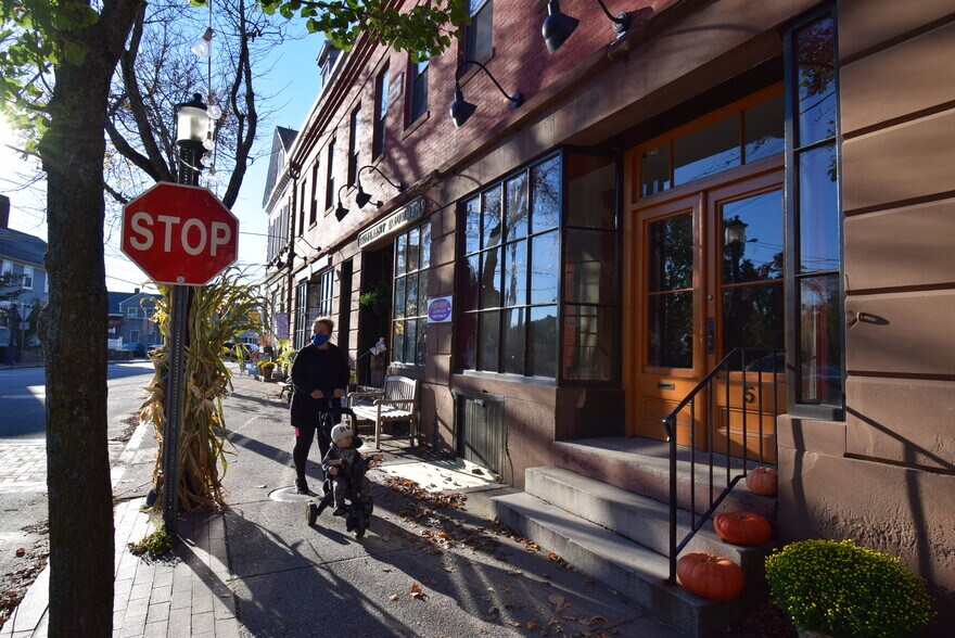 More Photos Of 7 W Main St, North Kingstown Storefront For Lease