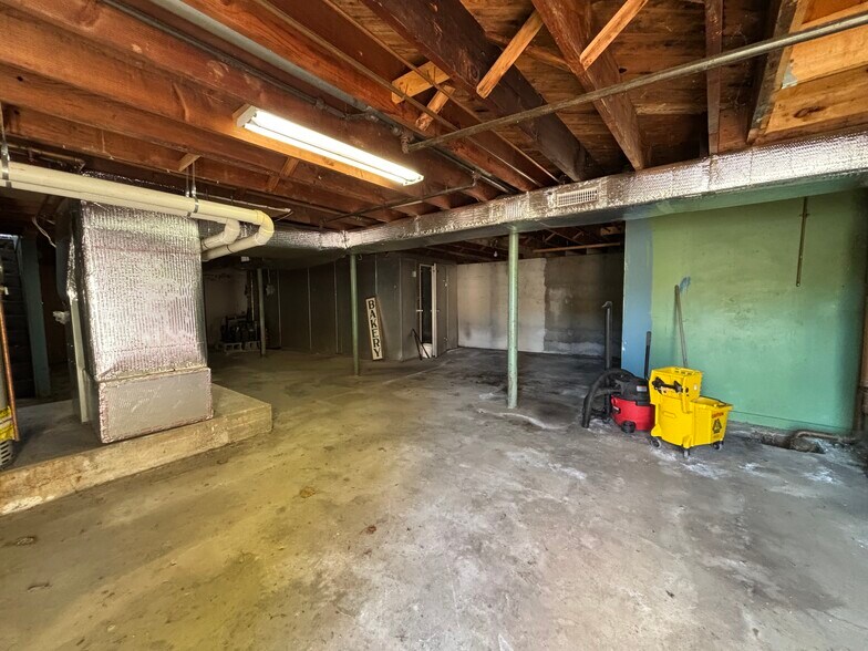 More Photos Of 82 Railroad St, Great Barrington Flex For Sale