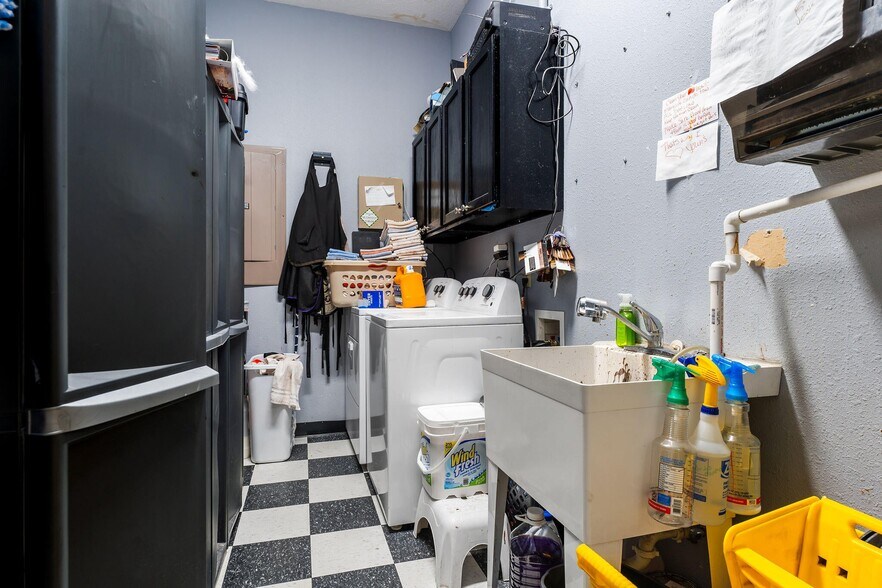 More Photos Of 208 N Main St, Nixa Freestanding For Sale