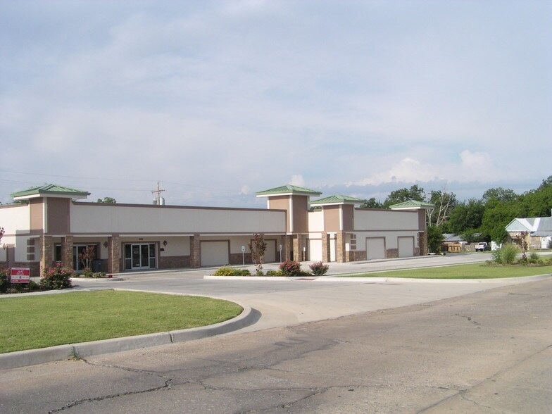 More Photos Of 1106-1108 SW B Ave, Lawton Storefront Retail Office For Lease