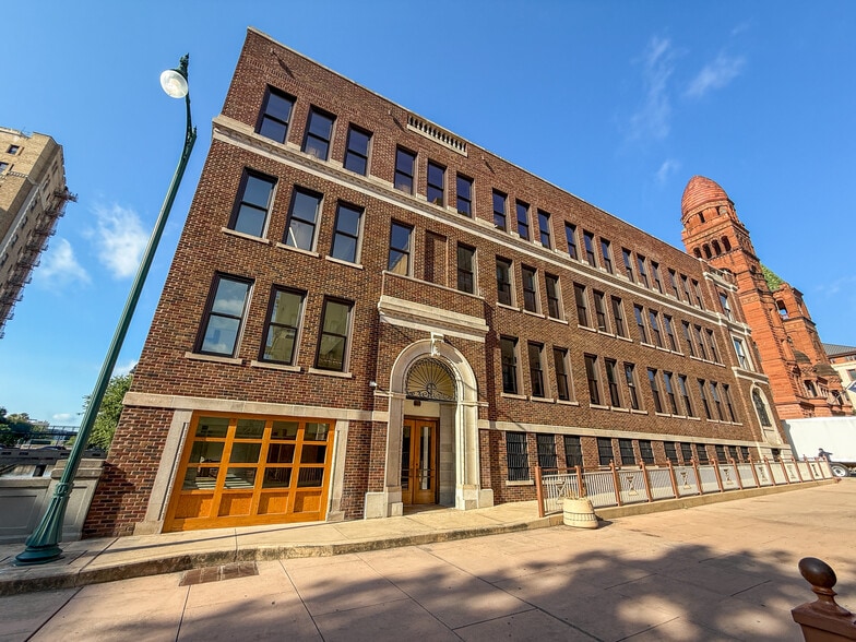 Primary Photo Of 200 Main Plz, San Antonio Office For Lease