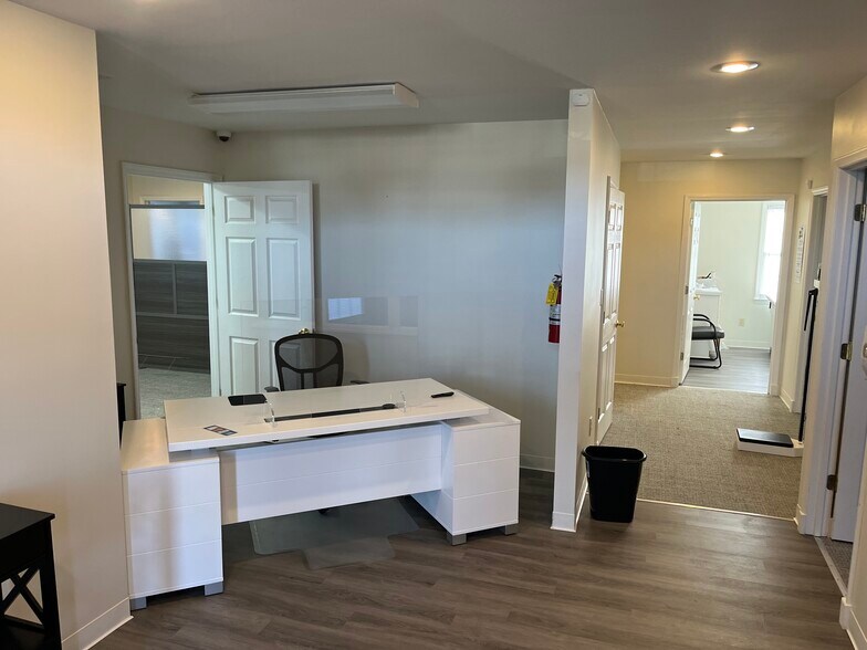 More Photos Of 700 Plaza Cir, Clinton Unknown For Lease