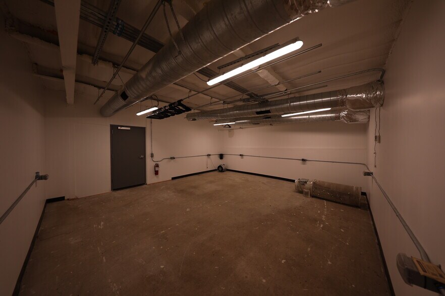 More Photos Of 700 N Main St, Lexington Warehouse For Lease