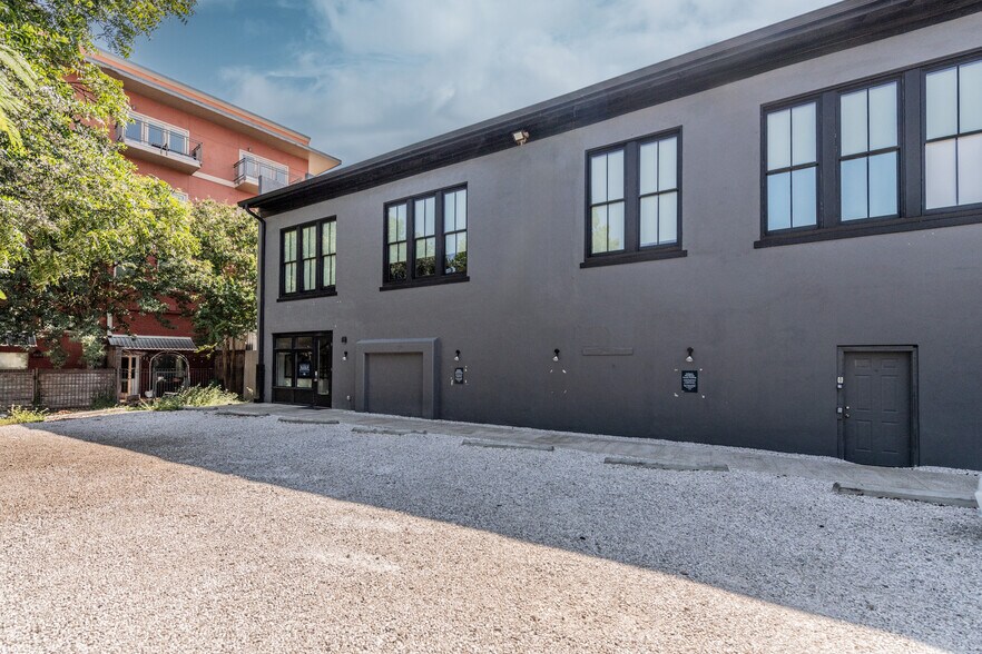 More Photos Of 1405 S Flores St, San Antonio Storefront Retail Residential For Sale