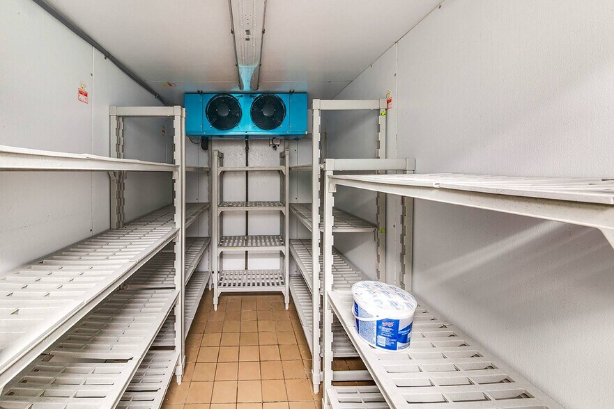 More Photos Of 74 Montauk Hwy, Amagansett Restaurant For Lease