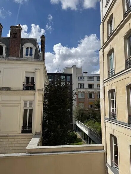 More Photos Of 85 Rue Taitbout, Paris Office For Sale