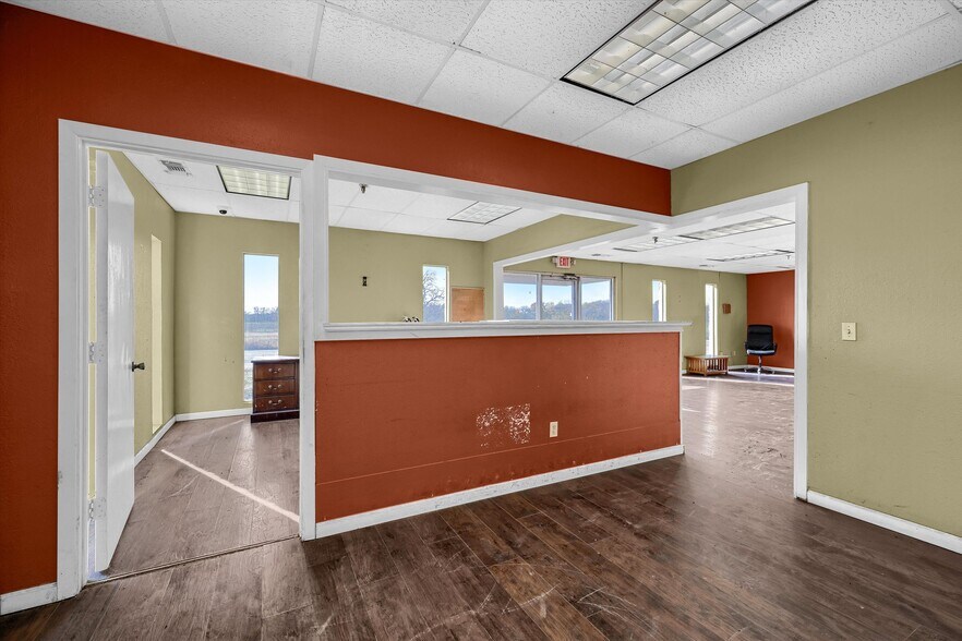 More Photos Of 1411 Southland Dr, Gainesville Flex For Sale