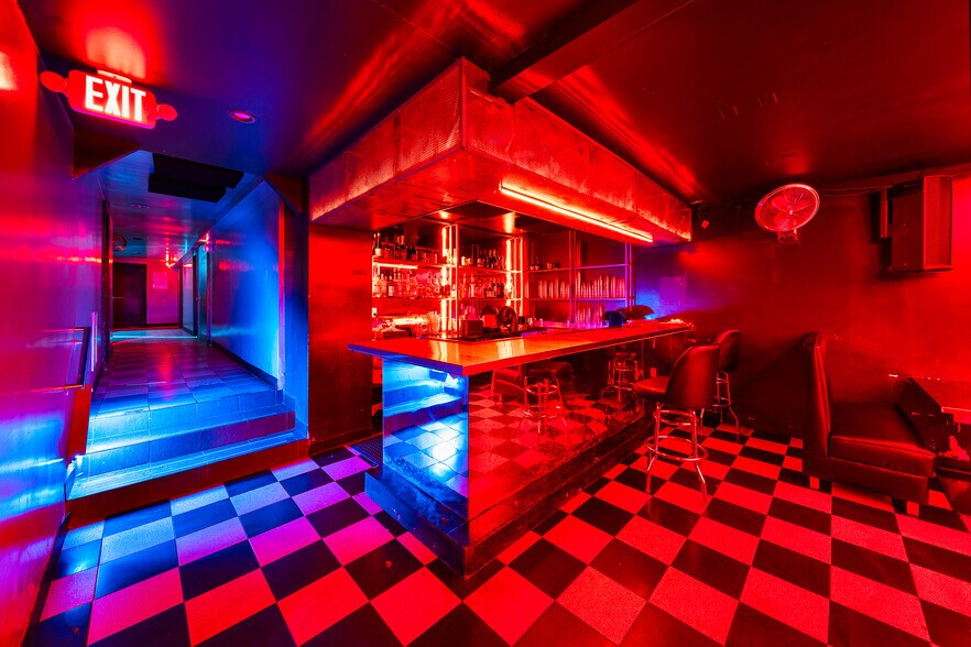 More Photos Of 990 Broadway, Brooklyn Bar For Lease