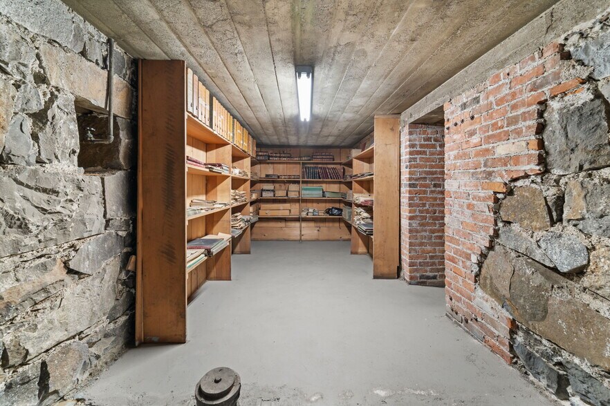 More Photos Of 102 Crosby St, Tekoa Flex For Sale