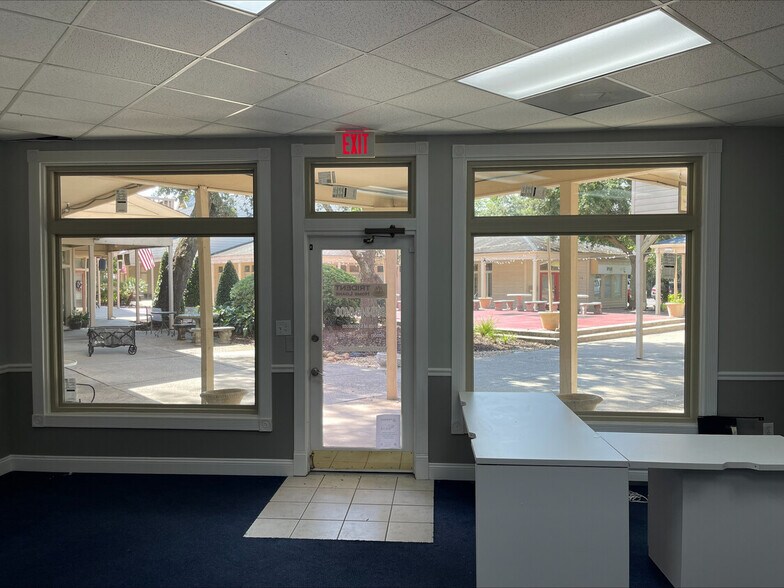 More Photos Of 913 Gulf Breeze Pky, Gulf Breeze Storefront Retail Office For Sale