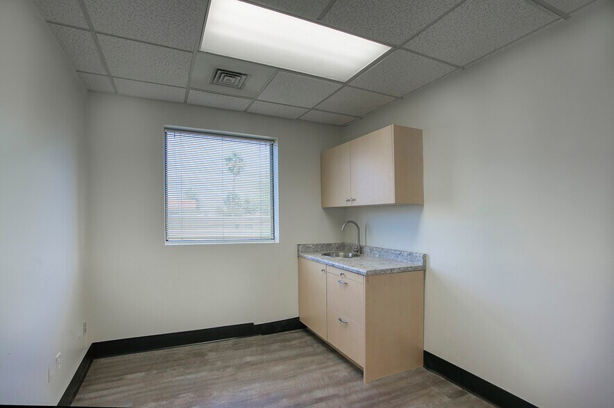 More Photos Of 16635 N 43rd Ave, Phoenix Medical For Lease
