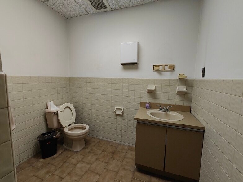 More Photos Of 1169 Oak Point Ave, Bronx Warehouse For Lease