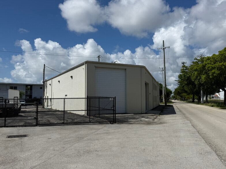 More Photos Of 701 NE 11th St, Fort Lauderdale Warehouse For Sale