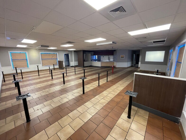 More Photos Of 710 N Brindlee Mountain Pky, Arab Fast Food For Lease