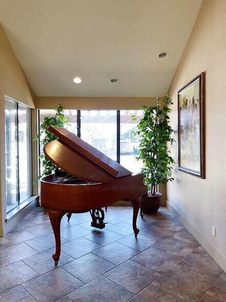 More Photos Of 4547 Lake Shore Dr, Waco Office For Sale