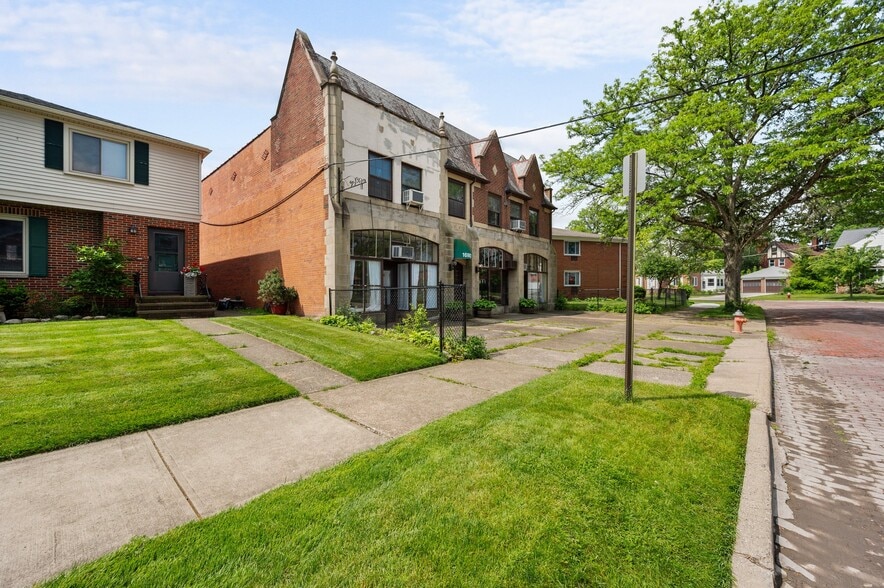 More Photos Of 16903 Fischer Rd, Cleveland Office For Sale