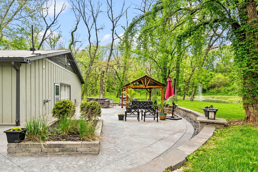 More Photos Of 11155 Hubbard Rd, Kansas City Flex For Sale