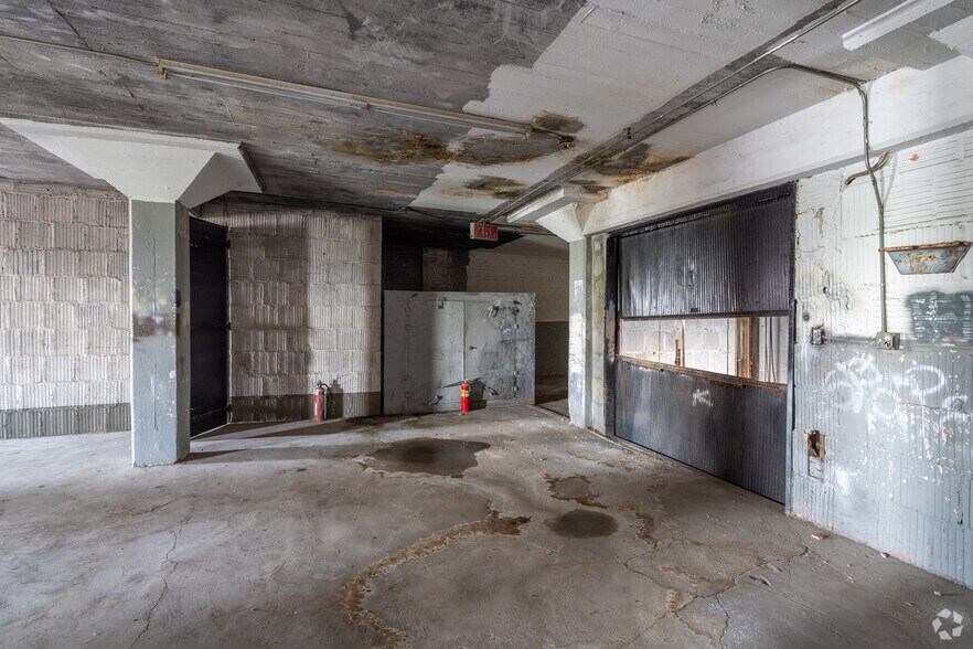 More Photos Of 3240 W Lawrence Ave, Chicago Showroom For Lease